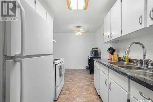 1420 425 115Th Street E, Saskatoon, SK - Indoor Photo Showing Kitchen With Double Sink