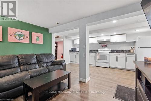 6235 Johnson Drive, Niagara Falls, ON - Indoor Photo Showing Living Room