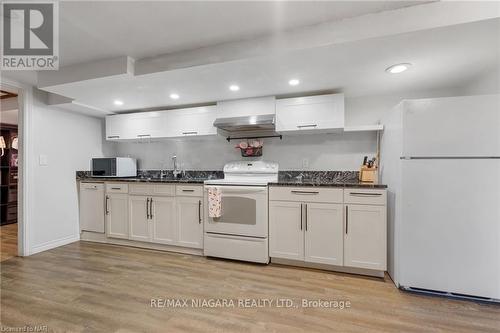 6235 Johnson Drive, Niagara Falls, ON - Indoor Photo Showing Kitchen