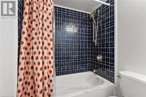 6235 Johnson Drive, Niagara Falls, ON - Indoor Photo Showing Bathroom