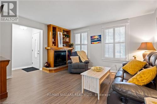 6235 Johnson Drive, Niagara Falls, ON - Indoor Photo Showing Living Room With Fireplace