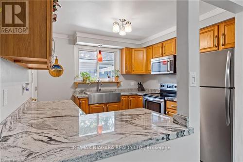 6235 Johnson Drive, Niagara Falls, ON - Indoor Photo Showing Kitchen