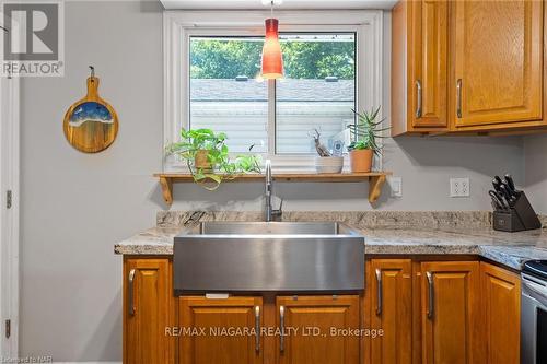 6235 Johnson Drive, Niagara Falls, ON - Indoor Photo Showing Kitchen