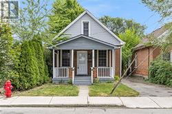 6 BEN LOMOND PLACE  Hamilton, ON L8V 2S7