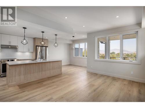 896 Dehart Road, Kelowna, BC - Indoor Photo Showing Kitchen With Upgraded Kitchen