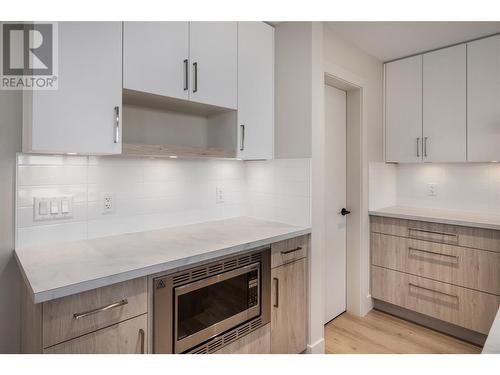 896 Dehart Road, Kelowna, BC - Indoor Photo Showing Kitchen