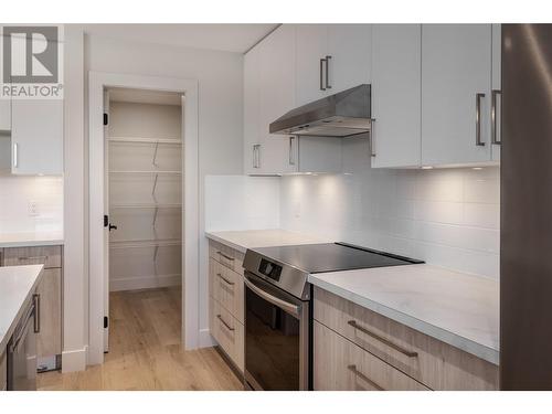 896 Dehart Road, Kelowna, BC - Indoor Photo Showing Kitchen