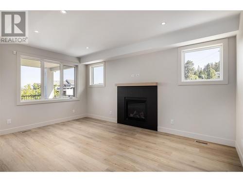 896 Dehart Road, Kelowna, BC - Indoor Photo Showing Living Room With Fireplace