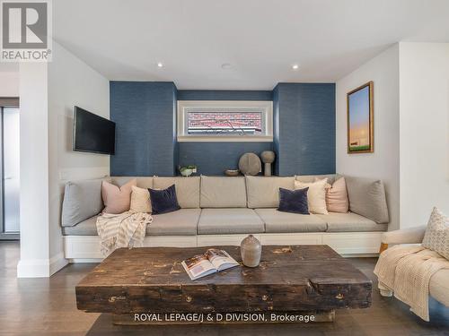 33 Blythwood Road, Toronto (Mount Pleasant East), ON - Indoor Photo Showing Living Room