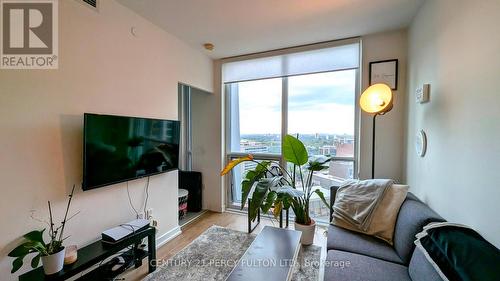 1610 - 1 Yorkville Avenue, Toronto, ON - Indoor Photo Showing Living Room