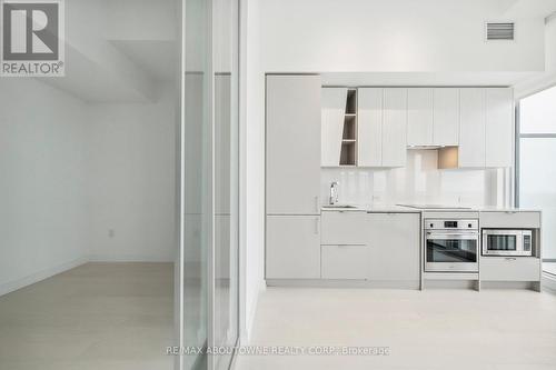 6001 - 3883 Quartz Road, Mississauga, ON - Indoor Photo Showing Kitchen