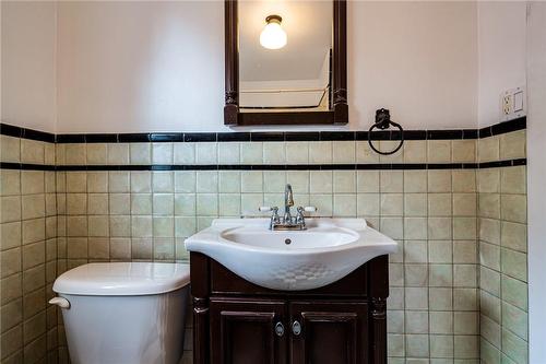 4 piece bathroom upstairs with bedrooms. - 76 Weir Street N, Hamilton, ON - Indoor Photo Showing Bathroom