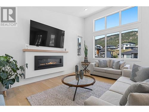 2789 Canyon Crest Drive, West Kelowna, BC - Indoor Photo Showing Living Room With Fireplace