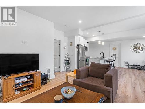 2789 Canyon Crest Drive, West Kelowna, BC - Indoor Photo Showing Living Room