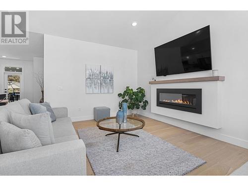 2789 Canyon Crest Drive, West Kelowna, BC - Indoor Photo Showing Living Room With Fireplace