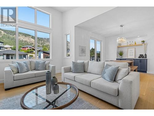 2789 Canyon Crest Drive, West Kelowna, BC - Indoor Photo Showing Living Room