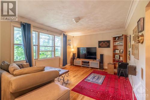 916 Aaron Avenue, Ottawa, ON - Indoor Photo Showing Living Room