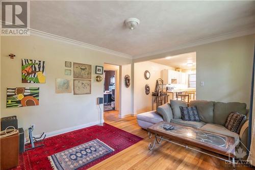 916 Aaron Avenue, Ottawa, ON - Indoor Photo Showing Living Room