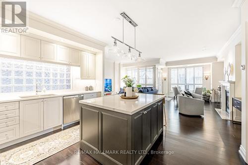 301 - 8 Sultan Street, Toronto (Bay Street Corridor), ON - Indoor Photo Showing Kitchen With Upgraded Kitchen