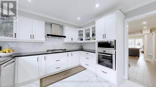 32 Dalmato Court, Vaughan (Vaughan Grove), ON - Indoor Photo Showing Kitchen