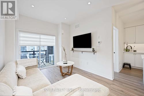 235 Vivant Street, Newmarket, ON - Indoor Photo Showing Living Room