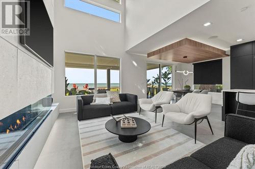 754 Old Tecumseh Road, Lakeshore, ON - Indoor Photo Showing Living Room