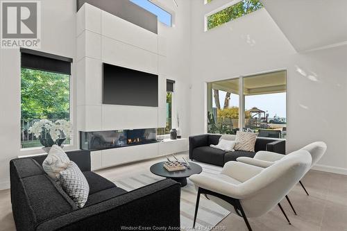 754 Old Tecumseh Road, Lakeshore, ON - Indoor Photo Showing Living Room