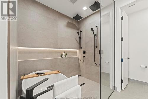 754 Old Tecumseh Road, Lakeshore, ON - Indoor Photo Showing Bathroom