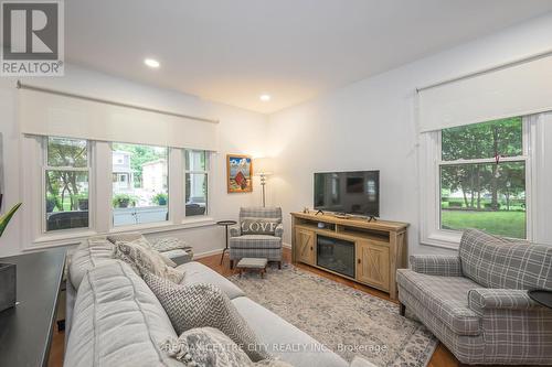 1305 Springbank Avenue, London, ON - Indoor Photo Showing Living Room