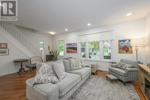 1305 Springbank Avenue, London, ON - Indoor Photo Showing Living Room