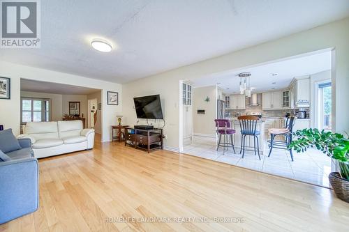 5146 Nishga Court, Mississauga, ON - Indoor Photo Showing Living Room