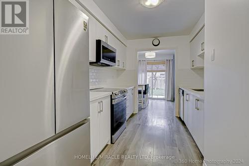 17 Clover Bloom Road, Brampton (Sandringham-Wellington), ON - Indoor Photo Showing Kitchen