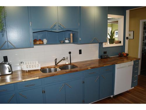 343 Archibald Street, Kimberley, BC - Indoor Photo Showing Kitchen With Double Sink