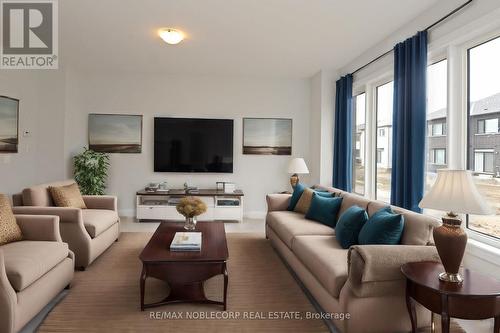 142 Corley Street, Kawartha Lakes (Lindsay), ON - Indoor Photo Showing Living Room