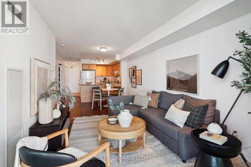 905 - 17 Barberry Place, Toronto (Bayview Village), ON - Indoor Photo Showing Living Room