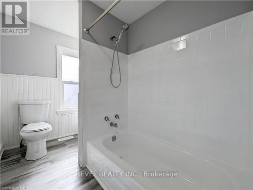 4591 Homewood Avenue, Niagara Falls, ON - Indoor Photo Showing Bathroom