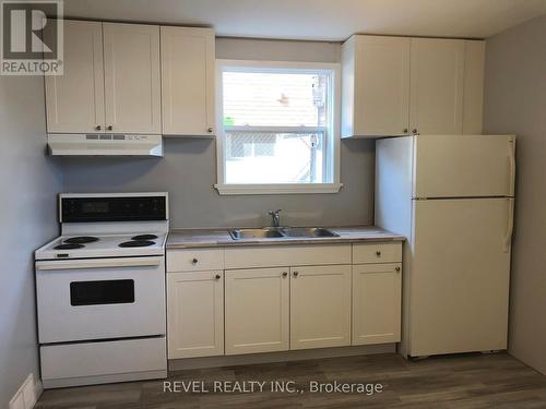 4591 Homewood Avenue, Niagara Falls, ON - Indoor Photo Showing Kitchen With Double Sink