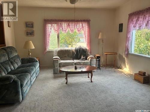 217 2Nd Avenue W, Mossbank, SK - Indoor Photo Showing Living Room