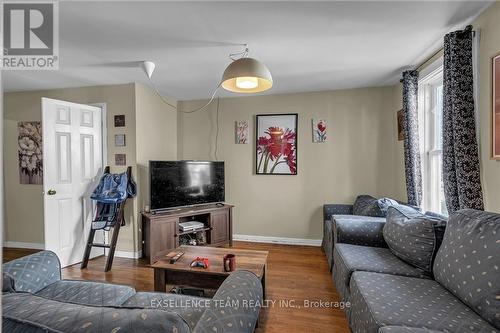 3766 Old Orchard Street, North Glengarry, ON - Indoor Photo Showing Living Room