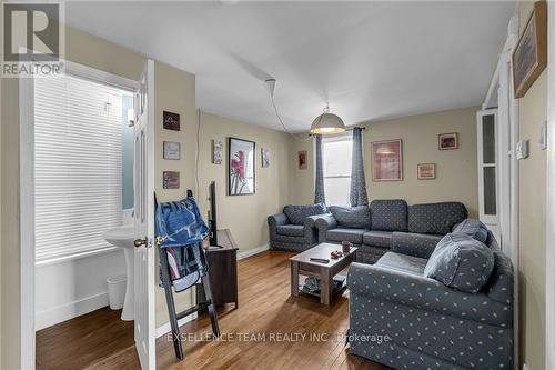 3766 Old Orchard Street, North Glengarry, ON - Indoor Photo Showing Living Room