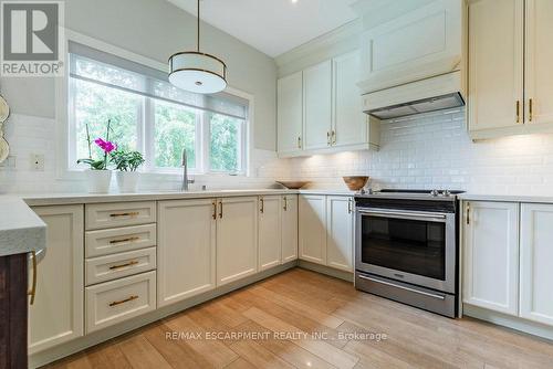 87 Oleary Drive, Hamilton (Meadowlands), ON - Indoor Photo Showing Kitchen With Upgraded Kitchen