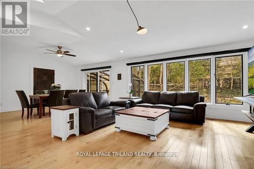 1625 Hillside Drive, London, ON - Indoor Photo Showing Living Room