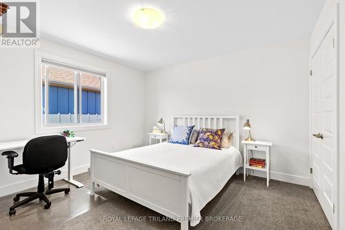 2020 Wateroak Drive, London, ON - Indoor Photo Showing Bedroom