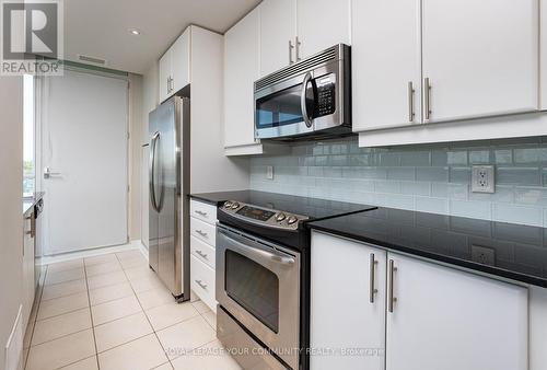 803 - 1055 Southdown Road, Mississauga (Clarkson), ON - Indoor Photo Showing Kitchen With Upgraded Kitchen