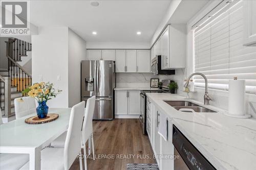 487 Cedar Hedge Road, Milton (Clarke), ON - Indoor Photo Showing Kitchen With Double Sink With Upgraded Kitchen