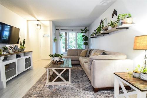 5 Hillcrest Road, Port Colborne, ON - Indoor Photo Showing Living Room