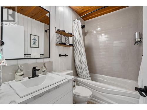 1399 12Th  Avenue, Invermere, BC - Indoor Photo Showing Bathroom