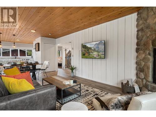 1399 12Th  Avenue, Invermere, BC - Indoor Photo Showing Living Room