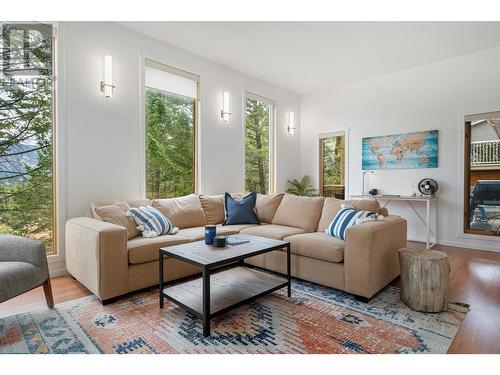 1399 12Th  Avenue, Invermere, BC - Indoor Photo Showing Living Room