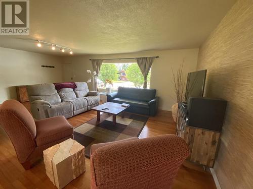 4724 Tuck Avenue, Terrace, BC - Indoor Photo Showing Living Room